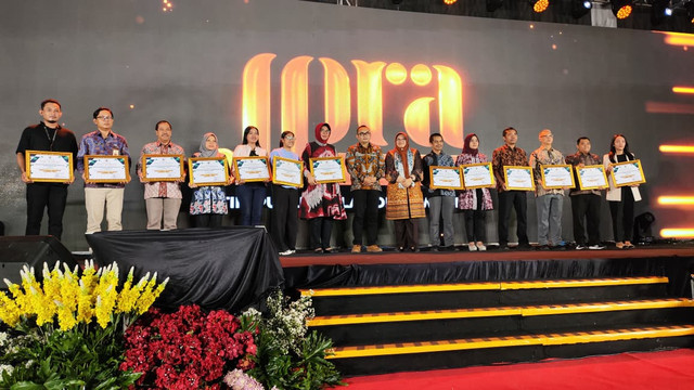Kepala Dinas Kominfo Kabupaten Bojonegoro saat foto bersama usai terima Penghargaan Website Terbaik Ketiga pada ajang Jatim Public Relations Award (JPRA) 2025 di Malang. (Aset: Istimewa)