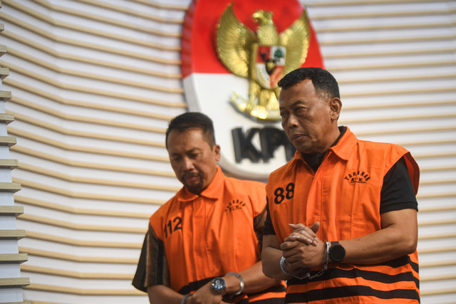 Tersangka selaku Bupati Ponorogo Sugiri Sancoko (kanan) bersama Sekretaris Daerah (Sekda) Kabupaten Ponorogo Agus Pramono (kiri) berjalan usai dihadirkan dalam konferensi pers di gedung Merah Putih KPK, Jakarta, Minggu (9/11/2025). Foto: Muhammad Adimaja/ANTARA FOTO