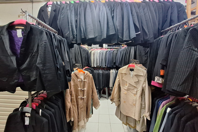 Aktivitas thrifting di Pasar Senen Blok III, Jakarta Pusat, Minggu (9/11/2025). Foto: Argya Maheswara/kumparan