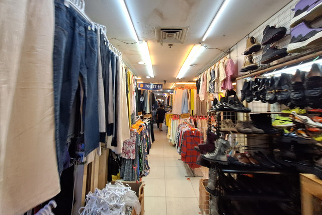 Aktivitas thrifting di Pasar Senen Blok III, Jakarta Pusat, Minggu (9/11/2025). Foto: Argya Maheswara/kumparan