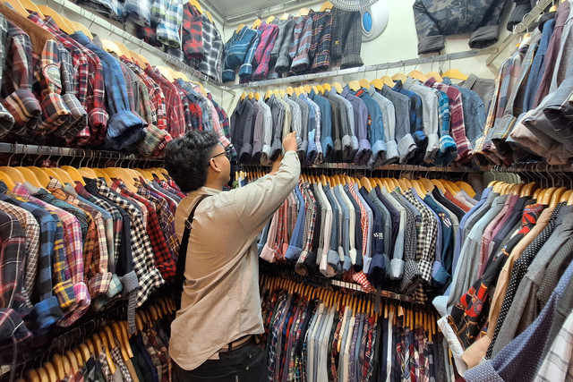 Aktivitas thrifting di Pasar Senen Blok III, Jakarta Pusat, Minggu (9/11/2025). Foto: Argya Maheswara/kumparan