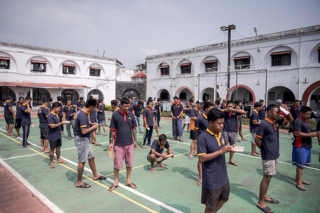 Warga binaan pemasyarakatan (WBP) berbaris di halaman Lapas Kelas II A Ambarawa, Kabupaten Semarang, Jawa Tengah. Foto: Aprillio Akbar/ANTARA FOTO