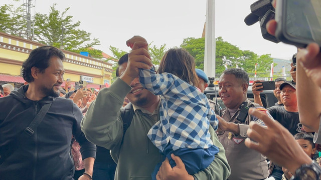 Iptu N saat menggendong Bilqis, Minggu (9/11/2025). Foto: Dok. Istimewa