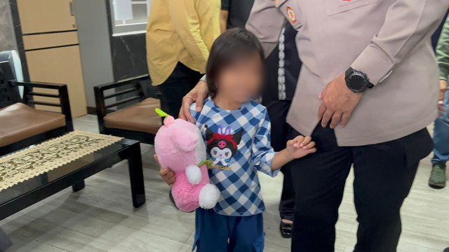 Bilqis saat bertemu dengan orang tuanya di Polrestabes Makassar. Foto: kumparan