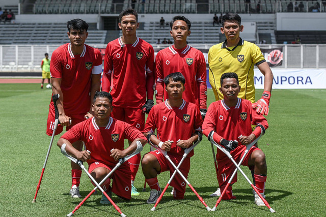 Timnas Sepak bola Amputasi Indonesia berfoto sebelum bertanding melawan Timnas Sepak Bola Amputasi Suriah dalam pertandingan fase grup Kualifikasi Piala Dunia Sepak Bola Amputasi 2026 Zona Asia di Stadion Madya, Jakarta, Minggu (9/11/2025). Foto: Sulthony Hasanuddin/ANTARA FOTO 