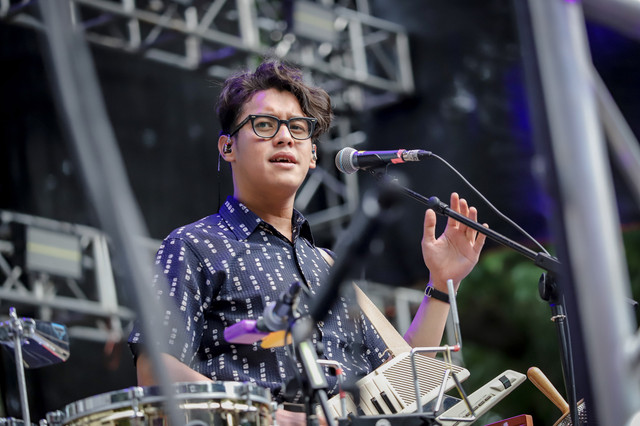 Grup musik Wijaya 80 tampil di acara Jazz Goes To Campus (JGTC) di Fakultas Ekonomi dan Bisnis Universitas Indonesia, Depok, Minggu (9/11/2025). Foto: Jamal Ramadhan/kumparan