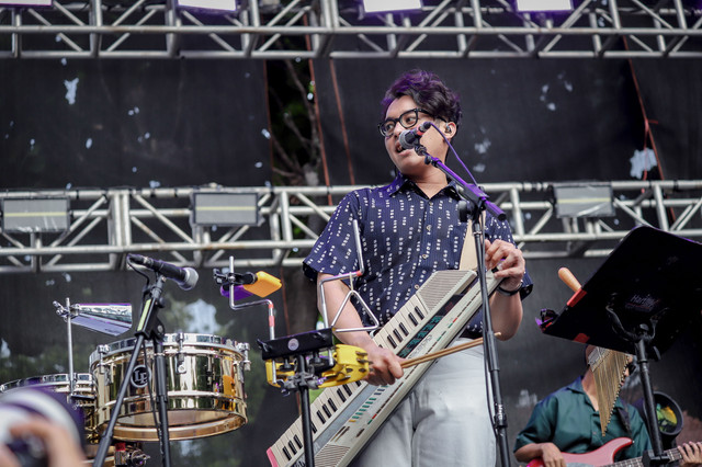 Grup musik Wijaya 80 tampil di acara Jazz Goes To Campus (JGTC) di Fakultas Ekonomi dan Bisnis Universitas Indonesia, Depok, Minggu (9/11/2025). Foto: Jamal Ramadhan/kumparan