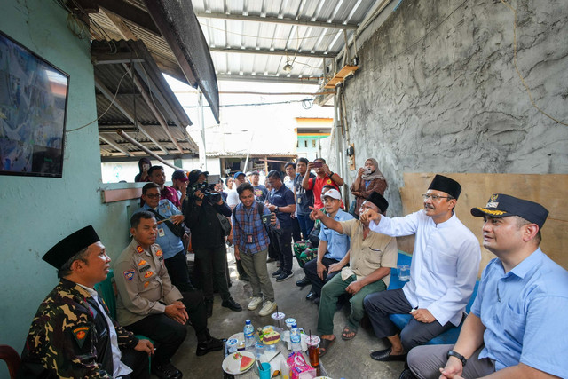 Menteri Sosial Saifullah Yusuf (Gus Ipul) melayat ke rumah duka almarhum Atim Suhara (42), petugas keamanan lingkungan RW 09, Kelurahan Cakung Barat, Kecamatan Cakung, Jakarta Timur, Minggu (9/11/2025). Foto: Kemensos RI
