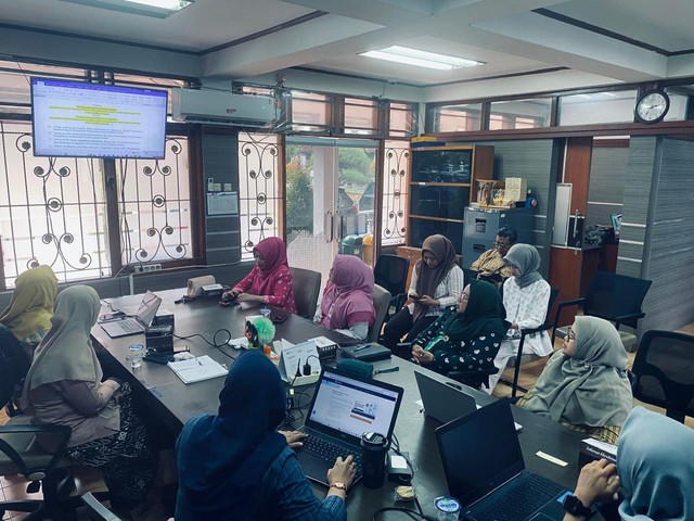 Suasana rapat mahasiswa dengan para pegawai di Bappeda Kabupaten Bantul. Sumber : Dokumentasi Pribadi.