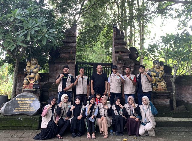 Dokumentasi Kunjungan Mahasiswa KKN ISTAZ 2025 bersama Bapak Kadek Sumanila