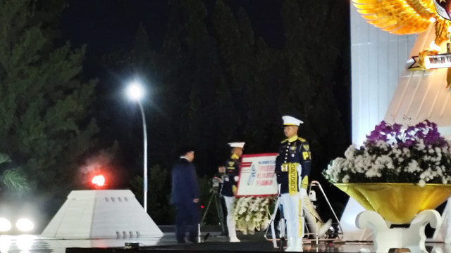 Presiden Prabowo Subianto memimpin ziarah nasional dan renungan suci di Taman Makam Pahlawan (TMP) Kalibata, Jakarta Selatan, pada Minggu (9/11/2025). Foto: Jonathan Devin/kumparan