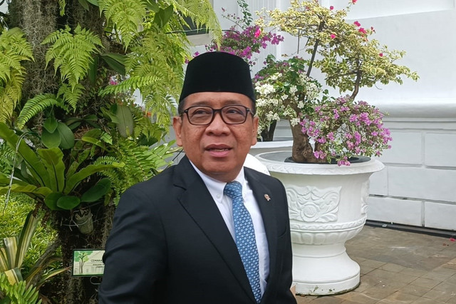 Menko PMK Pratikno tiba di Istana Negara, Jakarta, Senin (10/11/2025). Foto: Zamachsyari/kumparan