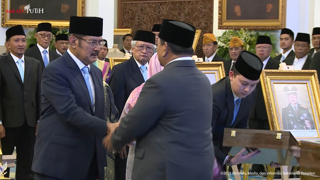 Presiden Prabowo Subianto memberikan penganugerahan gelar Pahlawan Nasional 2025 kepada ahli waris Presiden ke-2 Soeharto di Istana Negara, Jakarta Pusat,Senin (10/11/2025). Foto: Youtube/Sekretariat Presiden