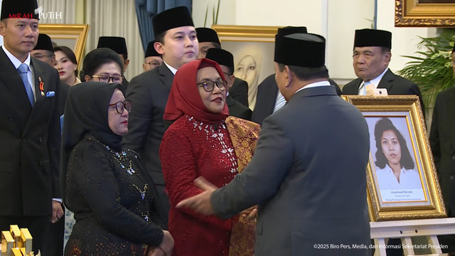 Presiden Prabowo Subianto memberikan penganugerahan gelar Pahlawan Nasional 2025 kepada ahli waris Marsinah di Istana Negara, Jakarta Pusat,Senin (10/11/2025). Foto: Youtube/Sekretariat Presiden