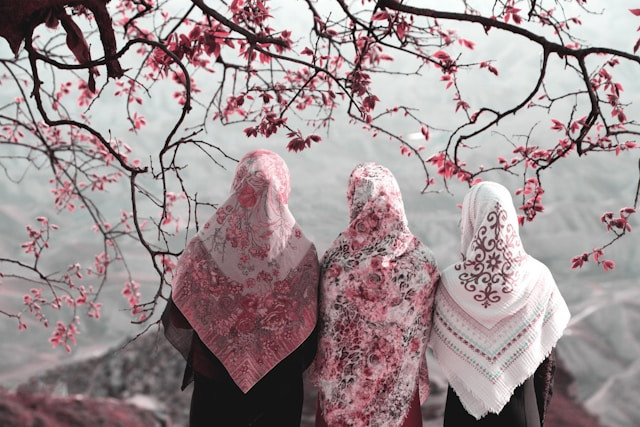 Ilustrasi bagaimana peran agama dalam membentuk moral dan akhlak mulia seseorang. Foto: Hasan Almasi/Unsplash