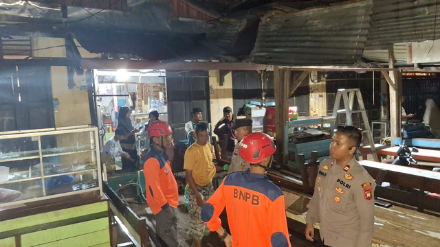 Kios warga yang rusak akibat angin puting beliung di Terminal Bus Sidomulyo, Desa Sidomulyo. Dok. Polres Melawi