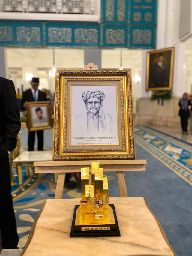 Foto Syaikhona Muhammad Kholil saat penganugerahan gelar Pahlawan Nasional 2025 di Istana Negara, Jakarta Pusat, Senin (10/11/2025). Foto: Zamachsyari/kumparan