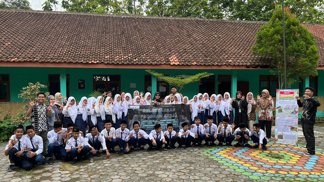 Gambar 1 . Mahasiswa GIAT 13 berfoto bersama setelah pelaksanaan upacara Hari Pahlawan (Dokumentasi pribadi)