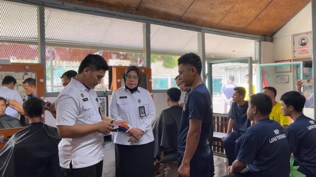 Kakanwil Ditjenpas DIY meninjau penerapan cashless di Lapas Yogyakarta (Humas Kanwil Ditjenpas DIY)