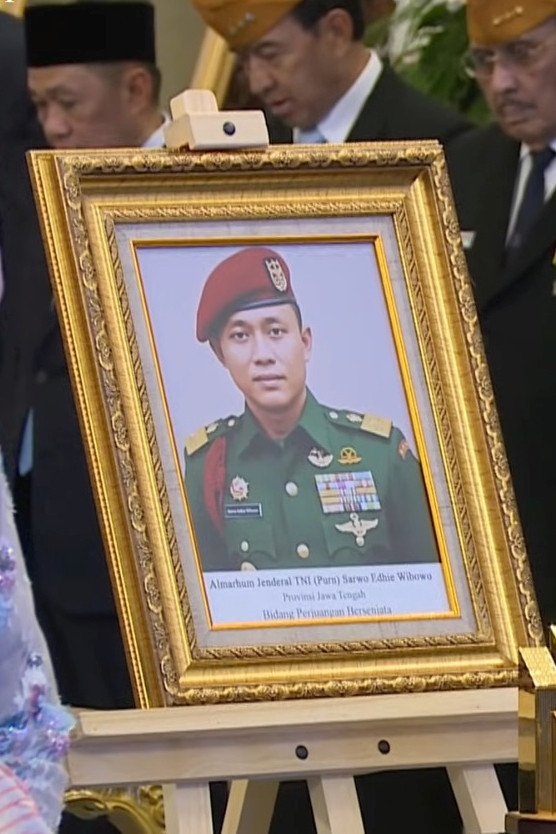 Foto Jenderal TNI (Purn) Sarwo Edhie Wibowo saat penganugerahan gelar Pahlawan Nasional 2025 di Istana Negara, Jakarta Pusat, Senin (10/11/2025). Foto: Youtube/Sekretariat Presiden