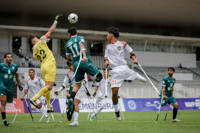 Pemain Timnas Amputasi Indonesia Ilham Zam Zami saat melawan Timnas Amputasi Irak pada pertandingan fase grup Kualifikasi Piala Dunia Sepak Bola Amputasi 2026 Zona Asia di Stadion Madya, Senayan, Jakarta, Senin (10/11/2025). Foto: Jamal Ramadhan/kumparan