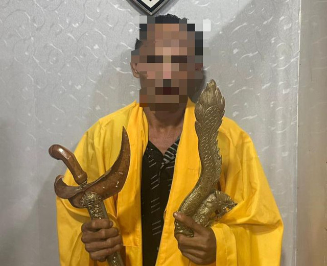 Pria yang mengaku dukun saksi di Pontianak ditangkap polisi. Foto: Dok. Istimewa