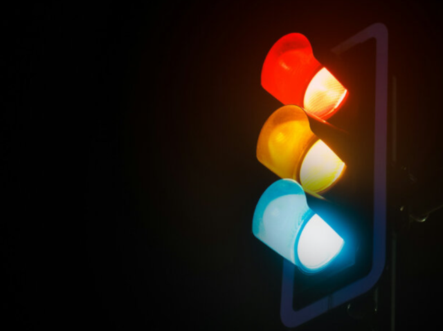 Ilustrasi lampu lalu lintas dengan warna putih. Foto: Dok. Design Boom