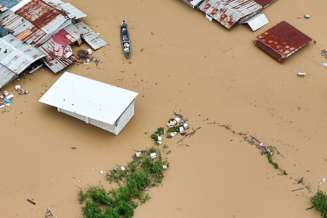 Foto udara rumah-rumah yang terendam banjir di Kota Tuguegarao, Provinsi Cagayan, Filipina, Senin (10/11/2025). Foto: John DIAIN / AFP