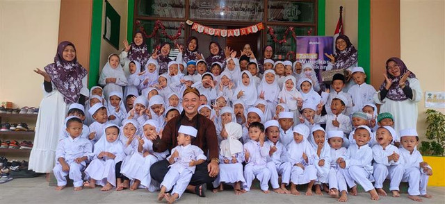 Berkisah Peduli Kemanusiaan bersama Kak Ariel di TK Madinatul Ilmi, Rumah Dakwah Masjid Al Amien Tlogosari (Sumber : DT Peduli)