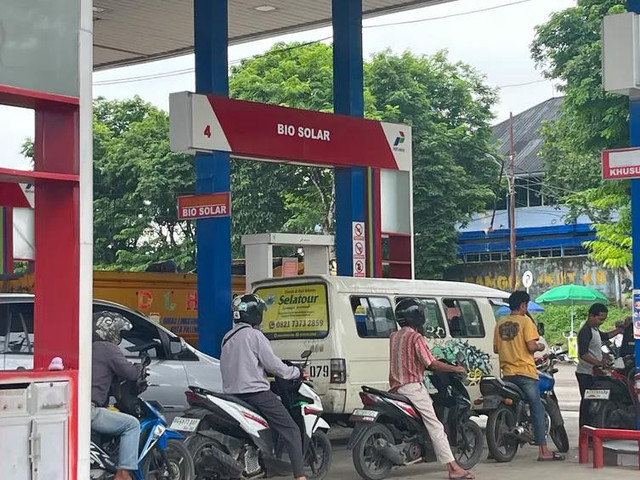 Antrean untuk bahan bakar subsidi Biosolar saat ini di Kota Palembang cukup panjang hingga memakan bahu jalan. Hal ini tim Urban telusuri pada Senin, 10 November 2025/Anyelir. 