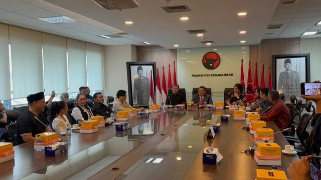 Suasana pertemuan Vibrasi Suara Indonesia (VISI) dengan Fraksi PDIP di gedung DPR RI, Senayan, Jakpus pada Senin (10/11). Foto: Abid Raihan/kumparan