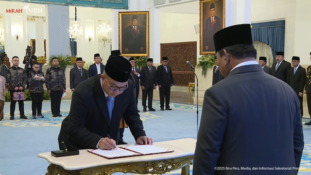 Kepala BRIN Arif Satria saat dilantik oleh Presiden Prabowo di Istana Negara, Jakarta Pusat, Senin (10/11/2025). Foto: YouTube/Sekretariat Presiden