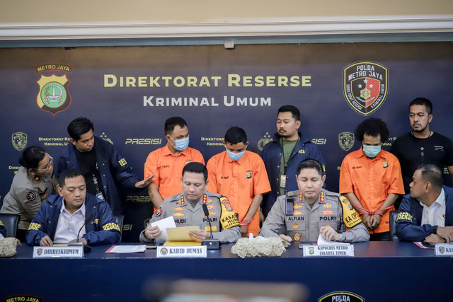 Ditreskrimum Polda Metro Jaya menyampaikan keterangan terkait dua kasus penembakan di wilayah hukum Polda Metro Jaya di Aula Satya Haprabu, Polda Metro Jaya, Jakarta, Senin (10/11/2025). Foto: Jamal Ramadhan/kumparan