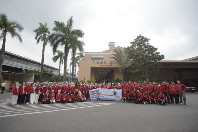 Foto bersama di PT sidomuncul