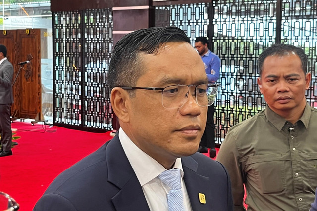 Direktur Utama Pertamina Simon Aloysius Mantiri di Kantor Kementerian ESDM, Jakarta Pusat, Senin (10/11/2025). Foto: Widya Islamiati/kumparan