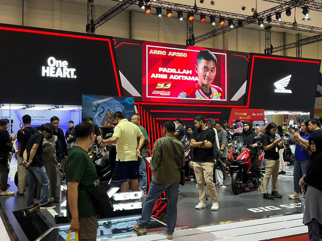 Suasana stan Astra Honda Motors (AHM) di Indonesia Motorcycle Show (IMOS) 2025. Foto: Alvian Yoga Yulianto/kumparan