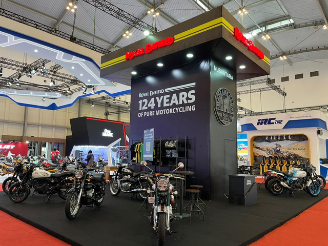 Stan Royal Enfield di Indonesia Motorcycle Show (IMOS) 2025. Foto: Alvian Yoga Yulianto/kumparan