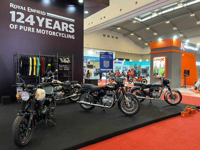 Stan Royal Enfield di Indonesia Motorcycle Show (IMOS) 2025. Foto: Alvian Yoga Yulianto/kumparan
