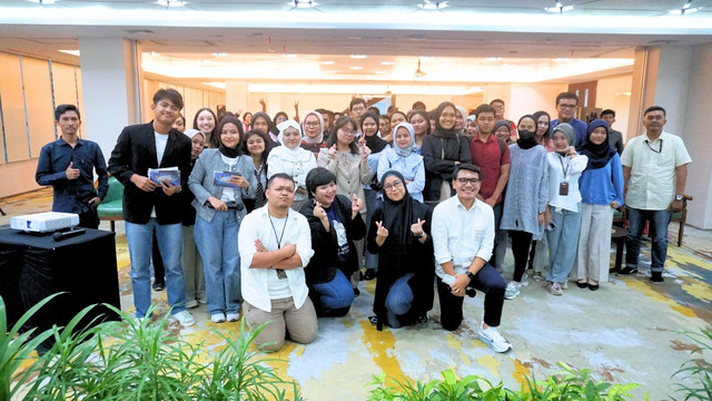 Peserta Super Campus berfoto bersama narasumber dan panitia penyelenggara (Sumber: Unika Atma Jaya)