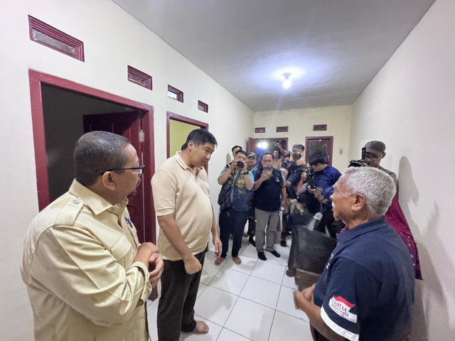 Menteri Perumahan dan Kawasan Permukiman (PKP) Maruarar Sirait berdialog dengan penerima manfaat Rumah Layak Huni di Desa Dawuhan, Kabupaten Banyumas, Jawa Tengah, pada Sabtu (8/11). Foto: Dok. Astra