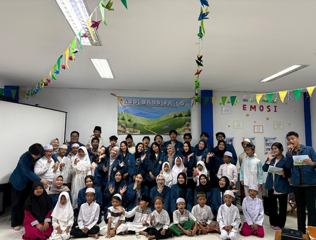 Foto bersama mahasiswa Bandung Airlangga (BANDIRA) dengan anak - anak di panti asuhan