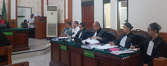 WN Australia Mevlut Coskun (22), dan Paea-I-Middlemore Tupou (27) saat hadir dalam persidangan di PN Denpasar, Senin (10/11/2025). Foto: Denita BR Matondang/kumparan