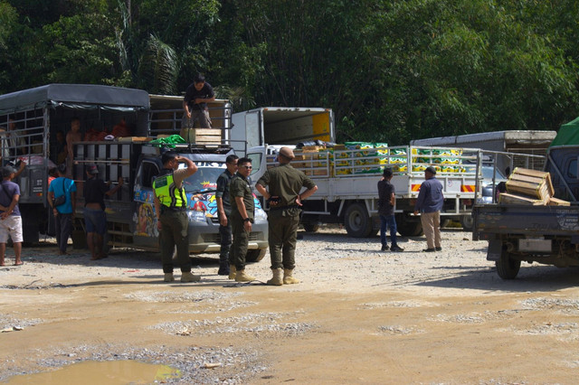 Tim gabungan melakukan patroli di wilayah perbatasan. Foto: Dok. YIARI