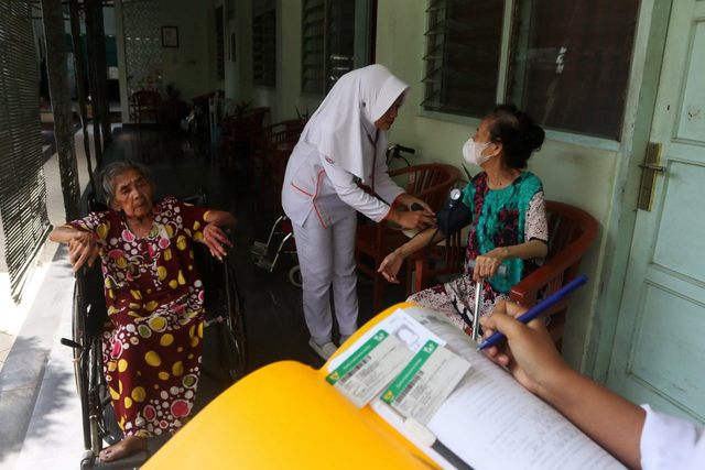 Masyarakat mendapat pelayanan kesehatan berkat iuran dari peserta JKN. Foto: Dok. BPJS Kesehatan