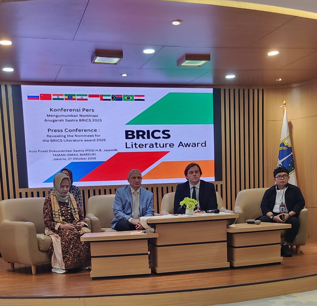 (Dari kiri) Koordinator Nasional Jaringan Sastra BRICS di Indonesia Sastri Bakry, Co Chairman of the BRICS Literature Network, Rusia, Vadim Terekhin, Director Rusia House Nikita Sergeevich Shilikov dan Sekretaris Badan Pembinaan Bahasa dan Satra, Ganjar Harimansyah saat konferensi pers BRICS Literature Award 2025 di Pusat Dokumentasi Sastra H.B. Jassin, Taman Ismail Marzuki (TIM), Jakarta, Senin, (27/10/2025). Sumber Gambar: Hasil jepretan sendiri.