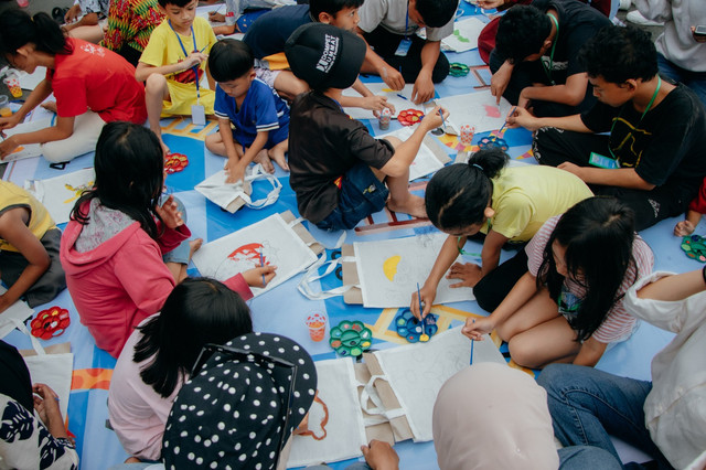 Anak-anak melukis totebag di kawasan Tepi Sungai Kapuas, Pontianak pada Kamis, 6 November 2025. Foto: Dok. Istimewa