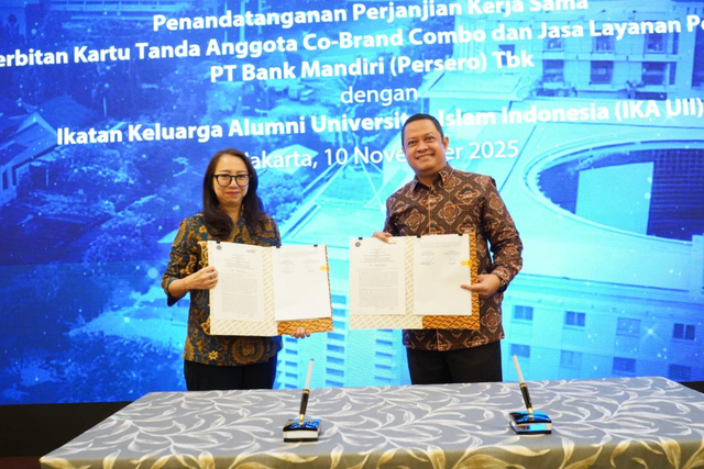 Senior Vice President Commercial Solution Bank Mandiri, Anggi Mutiara (kiri) dan Ketua Umum DPP IKA UII, Ari Yusuf Amir pada penandatanganan perjanjian penerbitan Kartu Tanda Anggota Co-Brand di Jakarta, Senin (10/11). Foto: Dok. Bank Mandiri