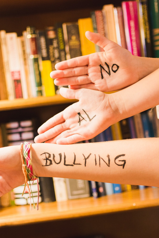 Ilustrasi Bullying : Sumber ( https://idn.freepik.com/foto-gratis/pesan-bahasa-spanyol-menentang-perundungan-di-tangan-anak-anak_2533058.htm#fromView=search&page=1&position=8&uuid=39eeaa8e-96e7-4f26-be48-36a1c2b4d3e9&query=bully )