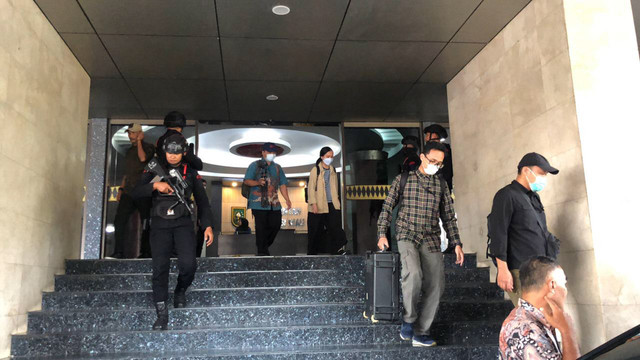 KPK usai menggeledah kantor Gubernur Riau. Foto: kumparan
