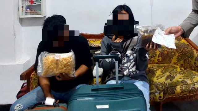 Dua warga asal Kota Kotamobagu, Sulawesi Utara, yang hendak ke Kamboja untuk bekerja sebagai admin judi online. Mereka berhasil dicegat di Bandara Sam Ratulangi Manado. (foto: dokumen istimewa)